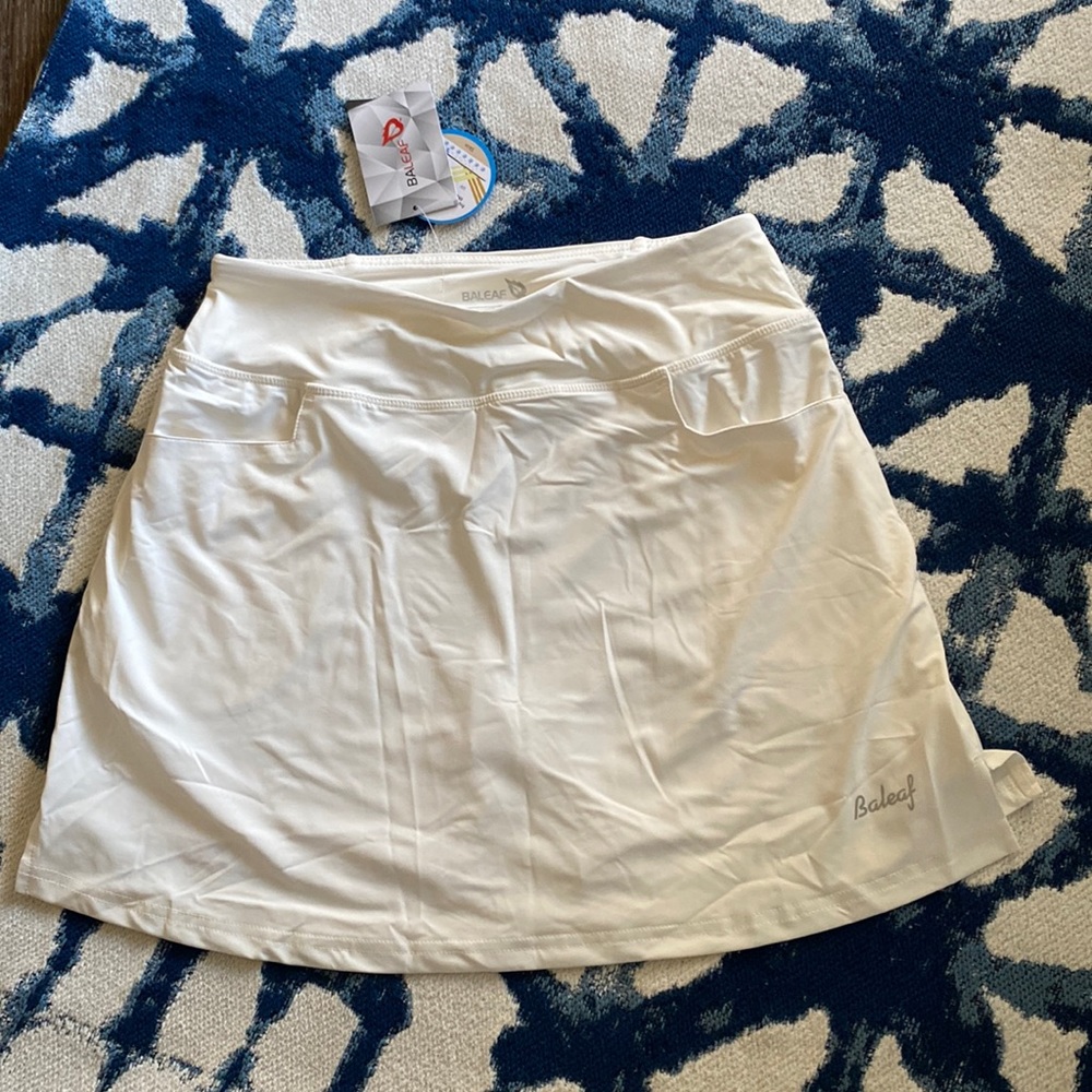 NWT. Baleaf white tennis skort. Sz medium.